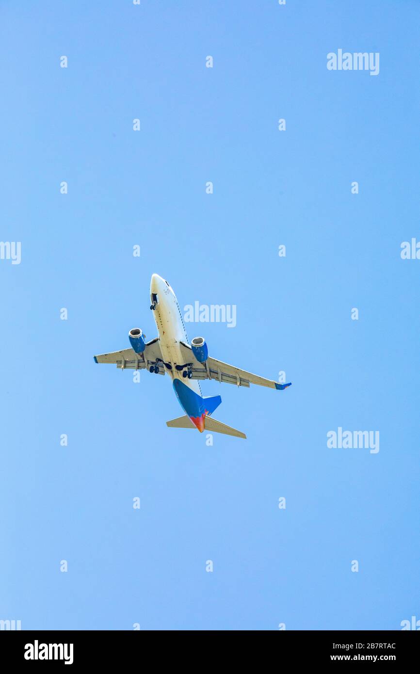 Airplane take off in slow hi-res stock photography and images - Alamy