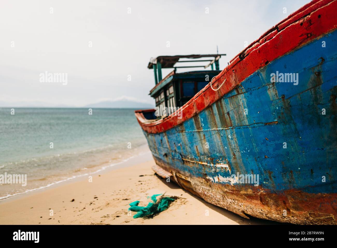 Traditional asian fishing boat hi-res stock photography and images - Alamy
