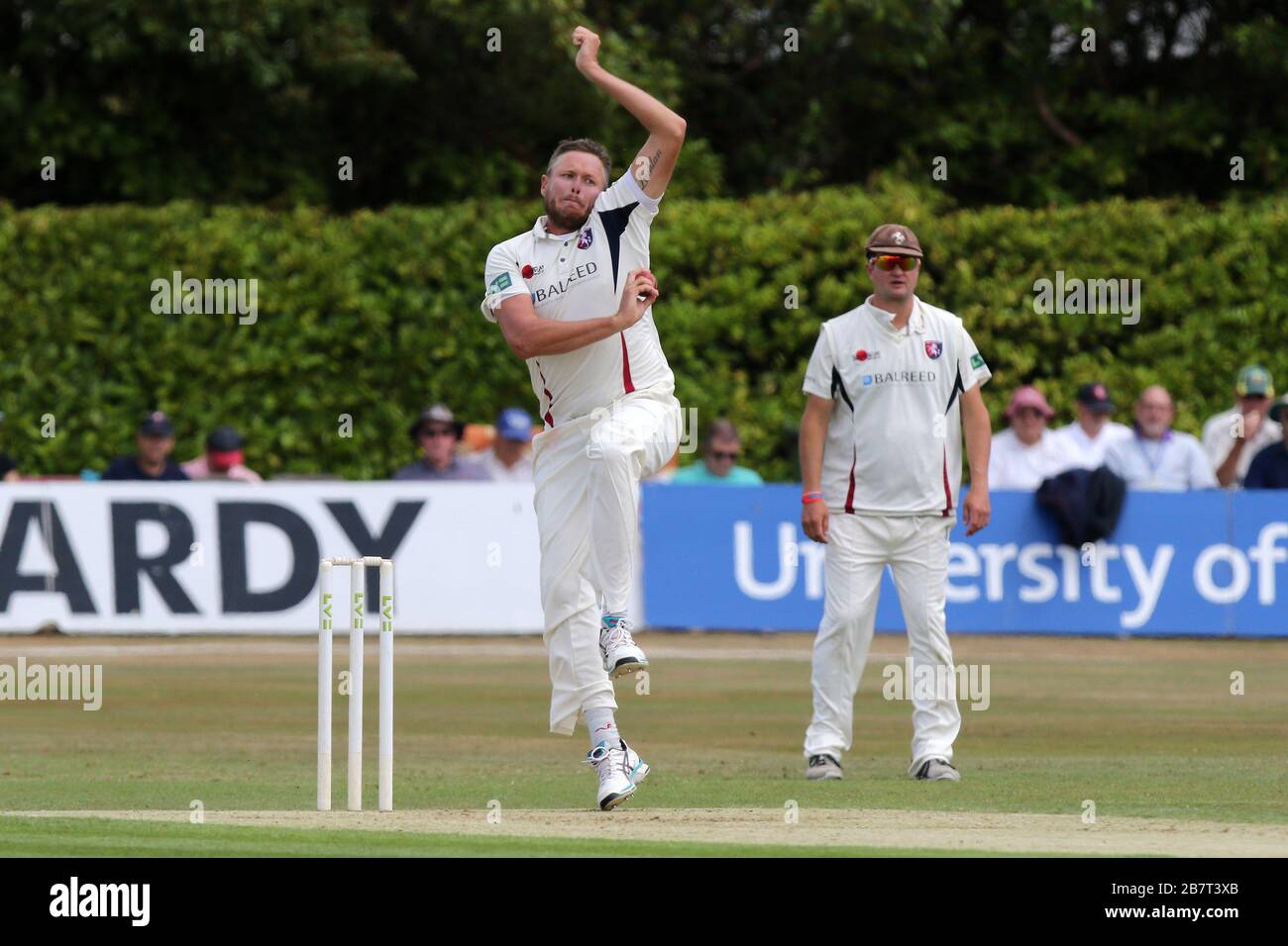 Mitch Claydon in bowling action for  Kent CCC Stock Photo