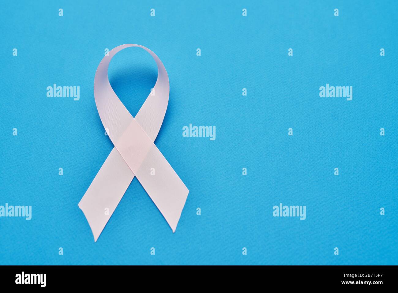 Blue awareness ribbon pin hi-res stock photography and images - Alamy