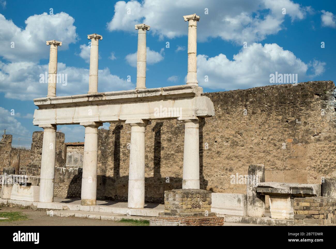 Four roman columns hi-res stock photography and images - Alamy
