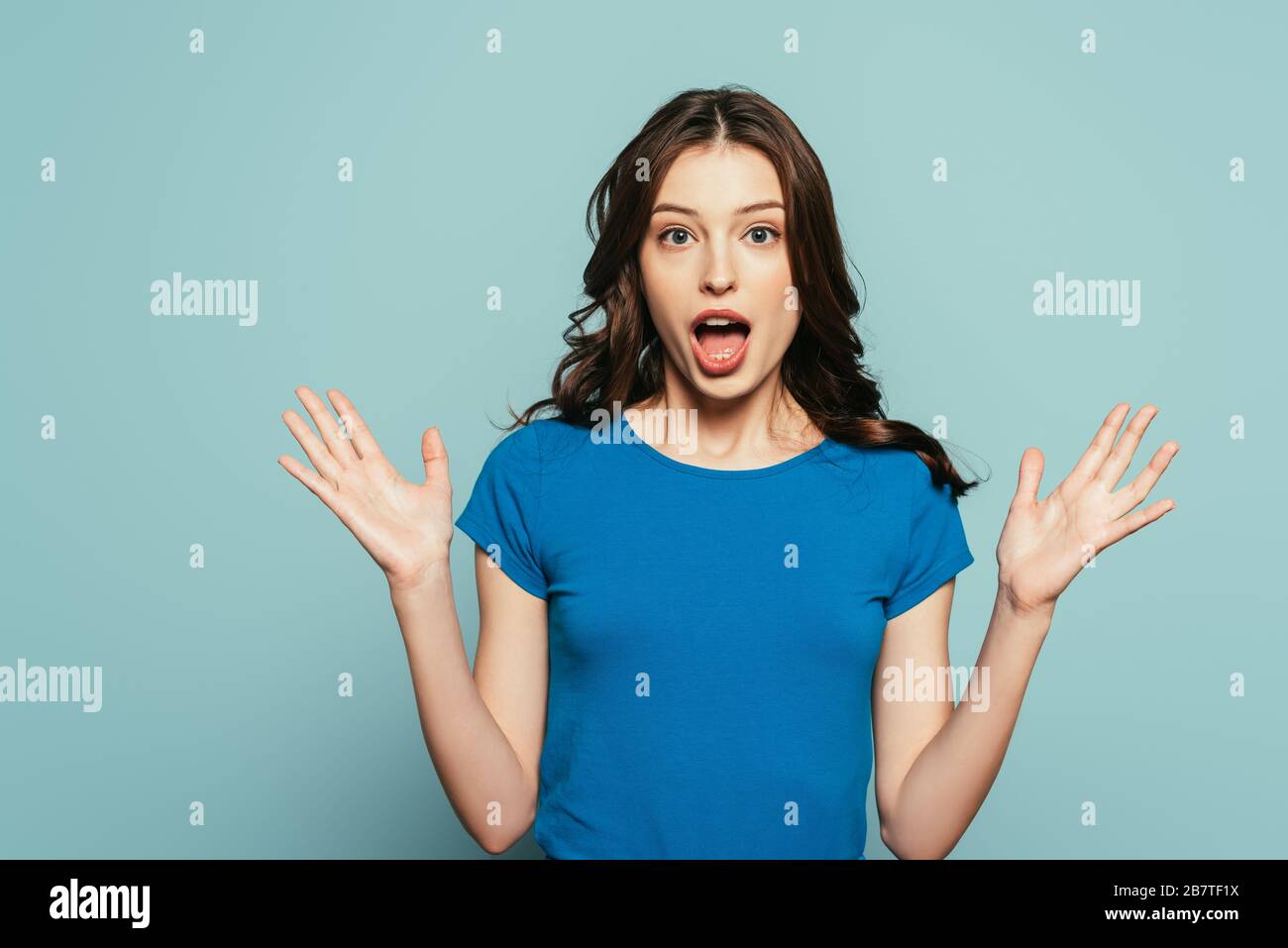 Open arms girl looking blue hi-res stock photography and images - Alamy