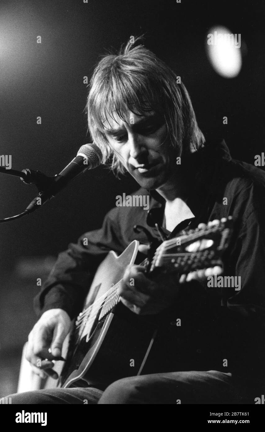 Paul weller guitar hires stock photography and images Alamy