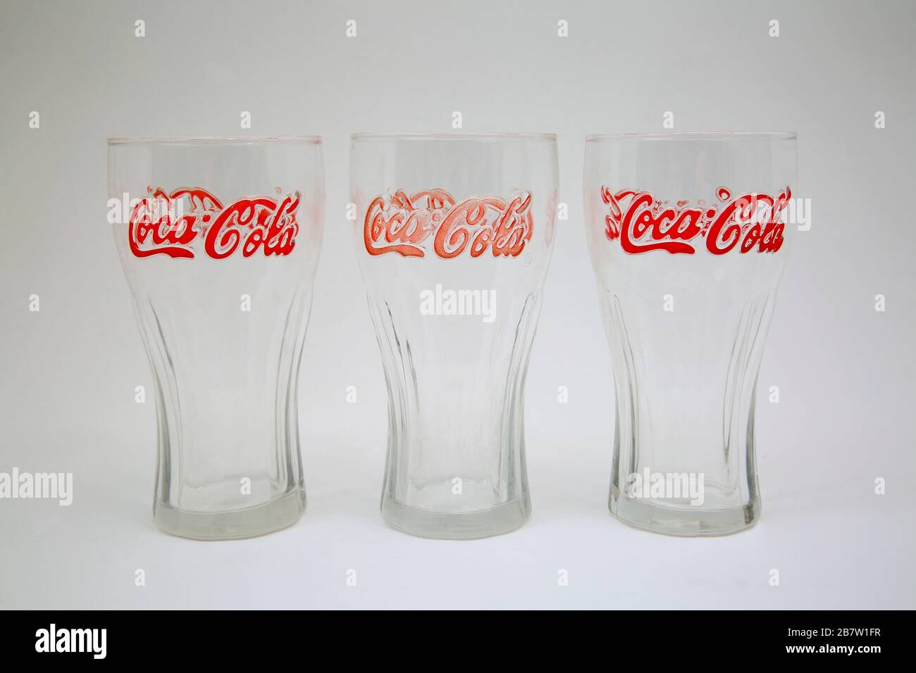 https://c8.alamy.com/comp/2B7W1FR/vintage-coca-cola-glasses-2B7W1FR.jpg