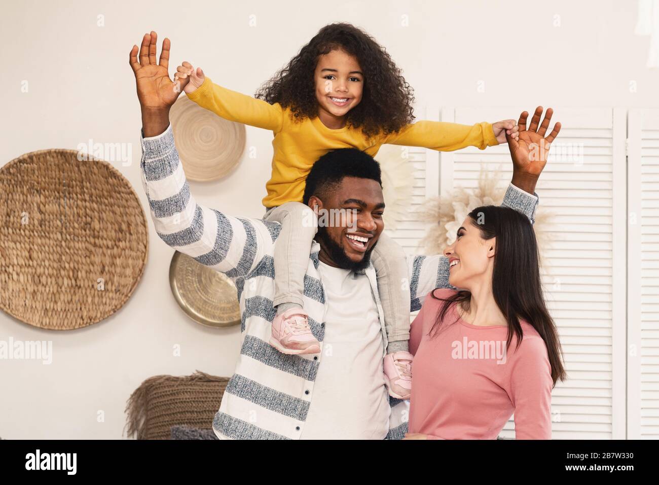 African american dad holds daughter on his shoulders Stock Photo - Alamy