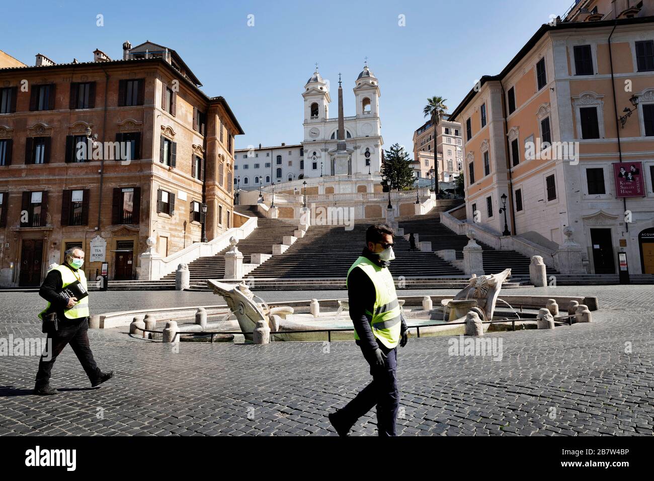Roma, Roma, Italy. 18th Mar, 2020. Coran Virus, COD-19, emergency in the streets of Roma.The Italian Government has adopted the measure of a national lockout by closing all activities, except for essential services in an attempt to fight Coronavirus (COVID-19) .All the city, as all the whole country, is under quarantine and the movement are restricted to the necessary. The streets of the city are empty and controled by the amry. Credit: Matteo Trevisan/ZUMA Wire/Alamy Live News Stock Photo