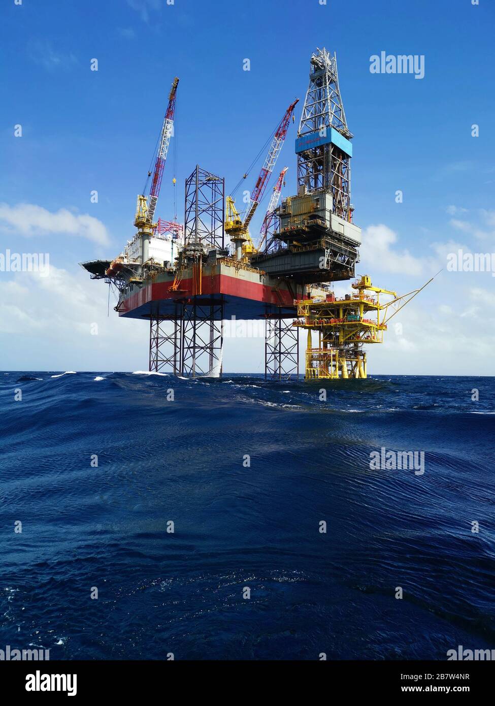 Jack up rig hi-res stock photography and images - Alamy
