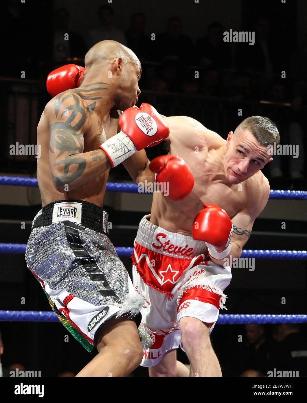 Steve Williams (red/white shorts) defeats Michael Grant in a  Light-Welterweight boxing contest to win the English Title at York Hall,  Bethnal Green, p Stock Photo - Alamy