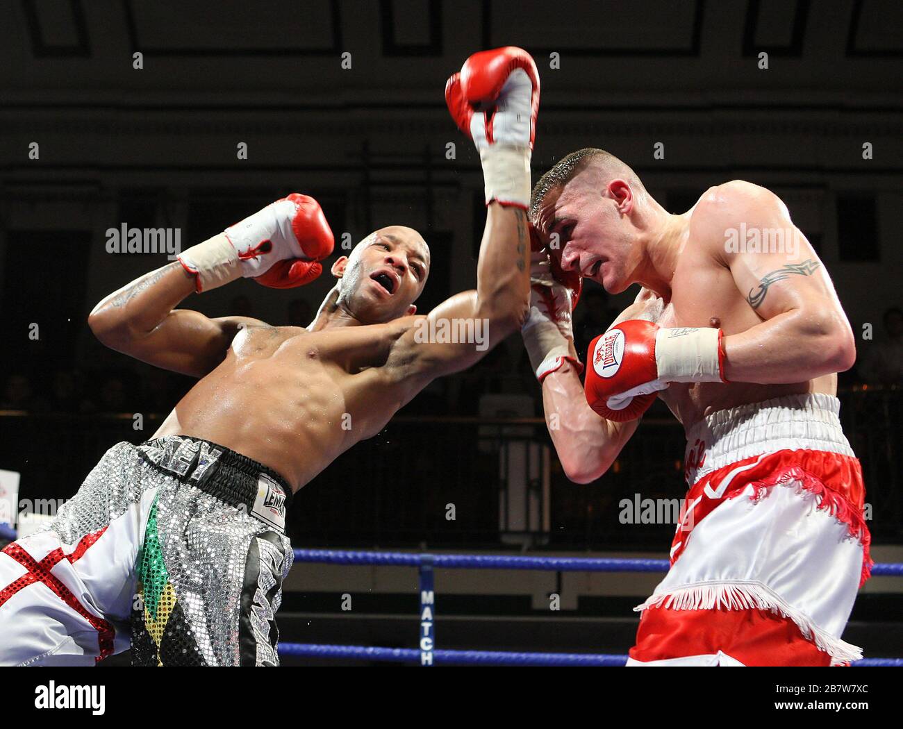 Steve Williams (red/white shorts) defeats Michael Grant in a  Light-Welterweight boxing contest to win the English Title at York Hall,  Bethnal Green, p Stock Photo - Alamy