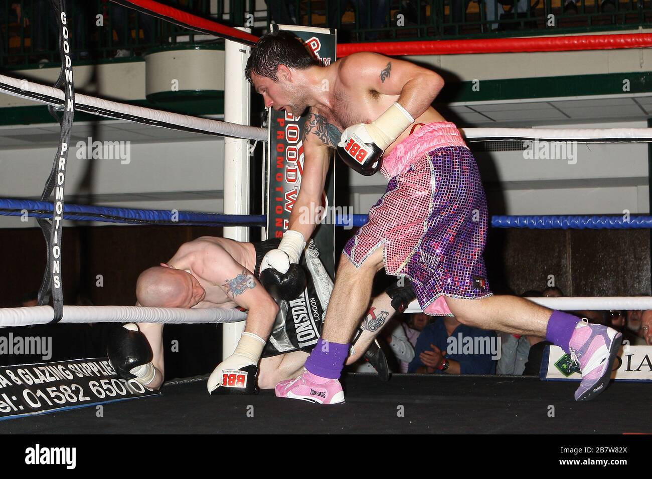 Phil Gill (purple shorts) defeats Damien Turner in a Light-Welterweight boxing contest at York Hall, Bethnal Green, promoted by Steve Goodwin Stock Photo