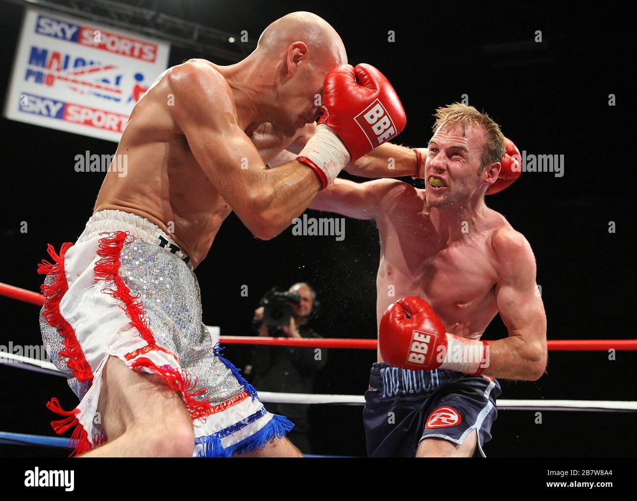 International bantamweight contest hi-res stock photography and images ...