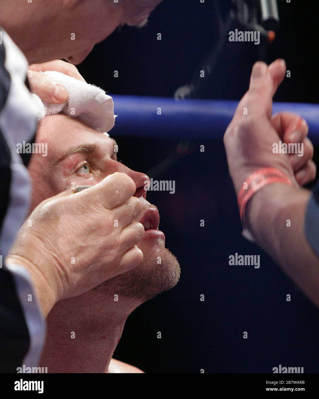 Boxer between rounds hi-res stock photography and images - Alamy