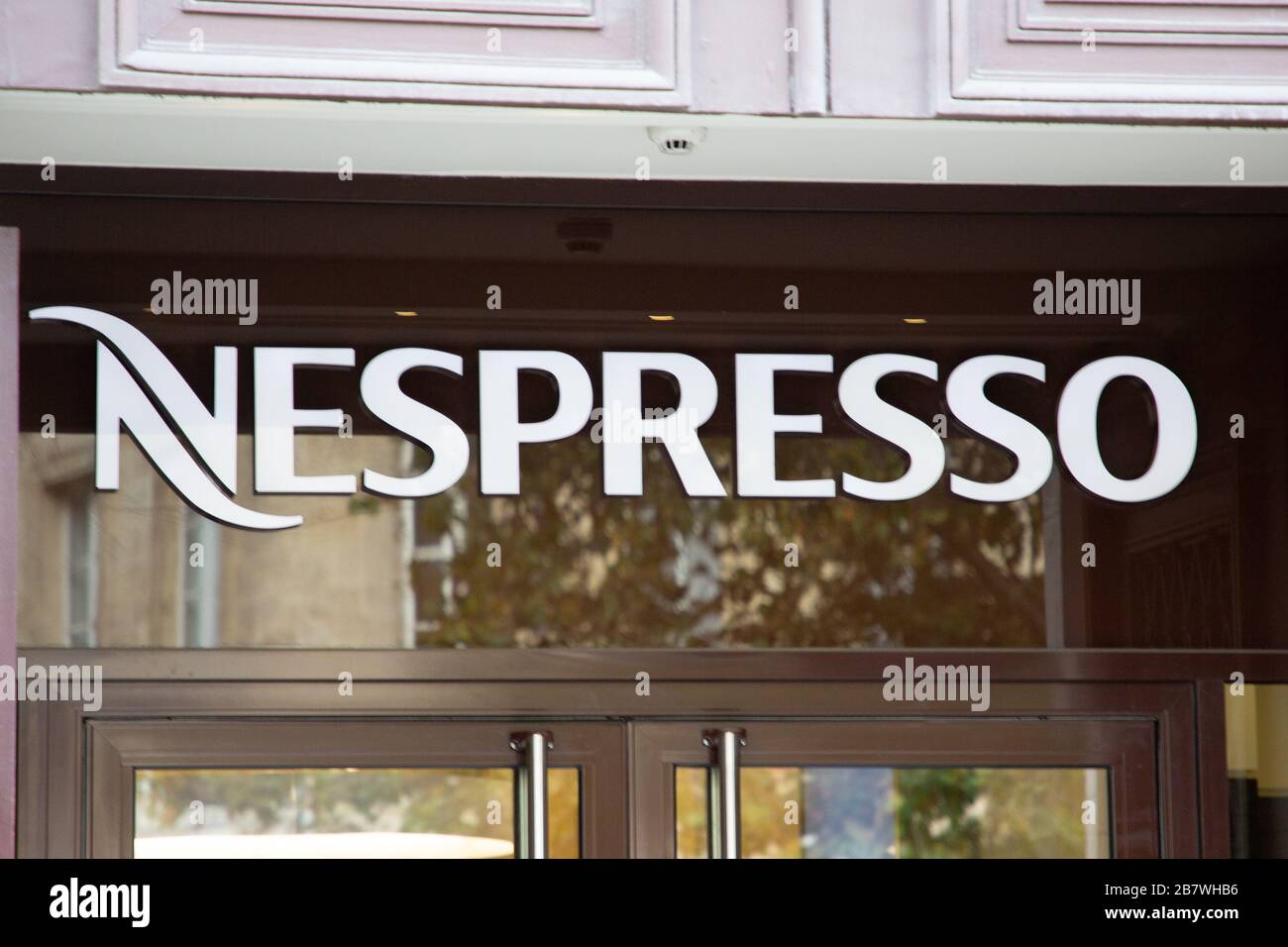 Bordeaux , Aquitaine / France - 11 25 2019 : Nespresso logo sign shop  coffee machines capsules accessories store Stock Photo - Alamy