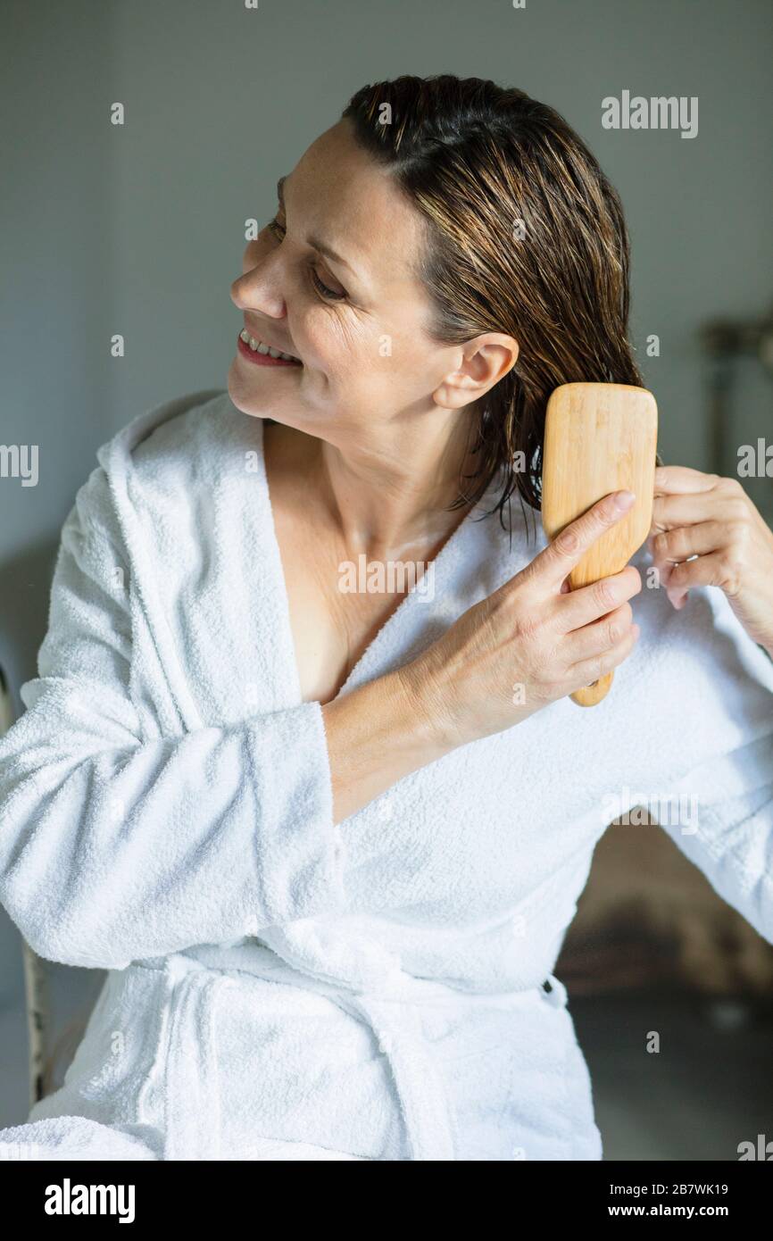 Brushing hair mature hires stock photography and images Alamy