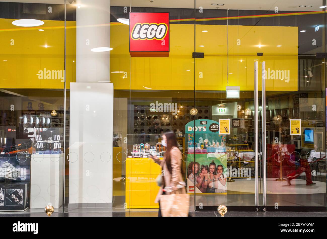 18 March 2020, Hessen, Frankfurt/Main: The shop of the Danish toy  manufacturer Lego in downtown Frankfurt is closed. In the course of the  Corona crisis, Lego is closing all its stores in