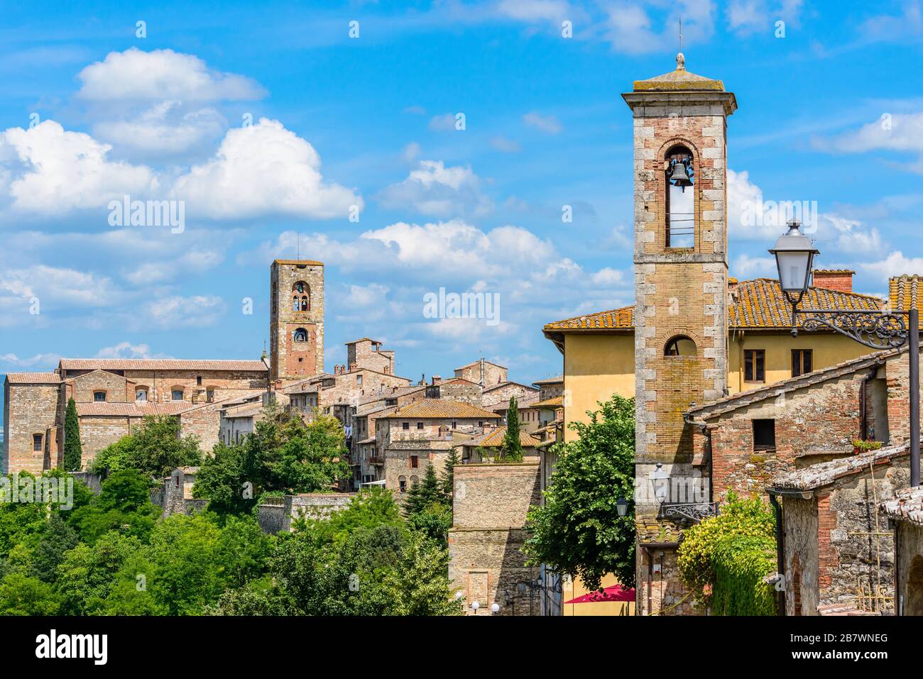 Colle di Val d'Elsa, Tuscany: The bell tower of the Church of St. Catherine, the Colle di Val d'Elsa Cathedral and houses of the historic Colle Alta. Stock Photo