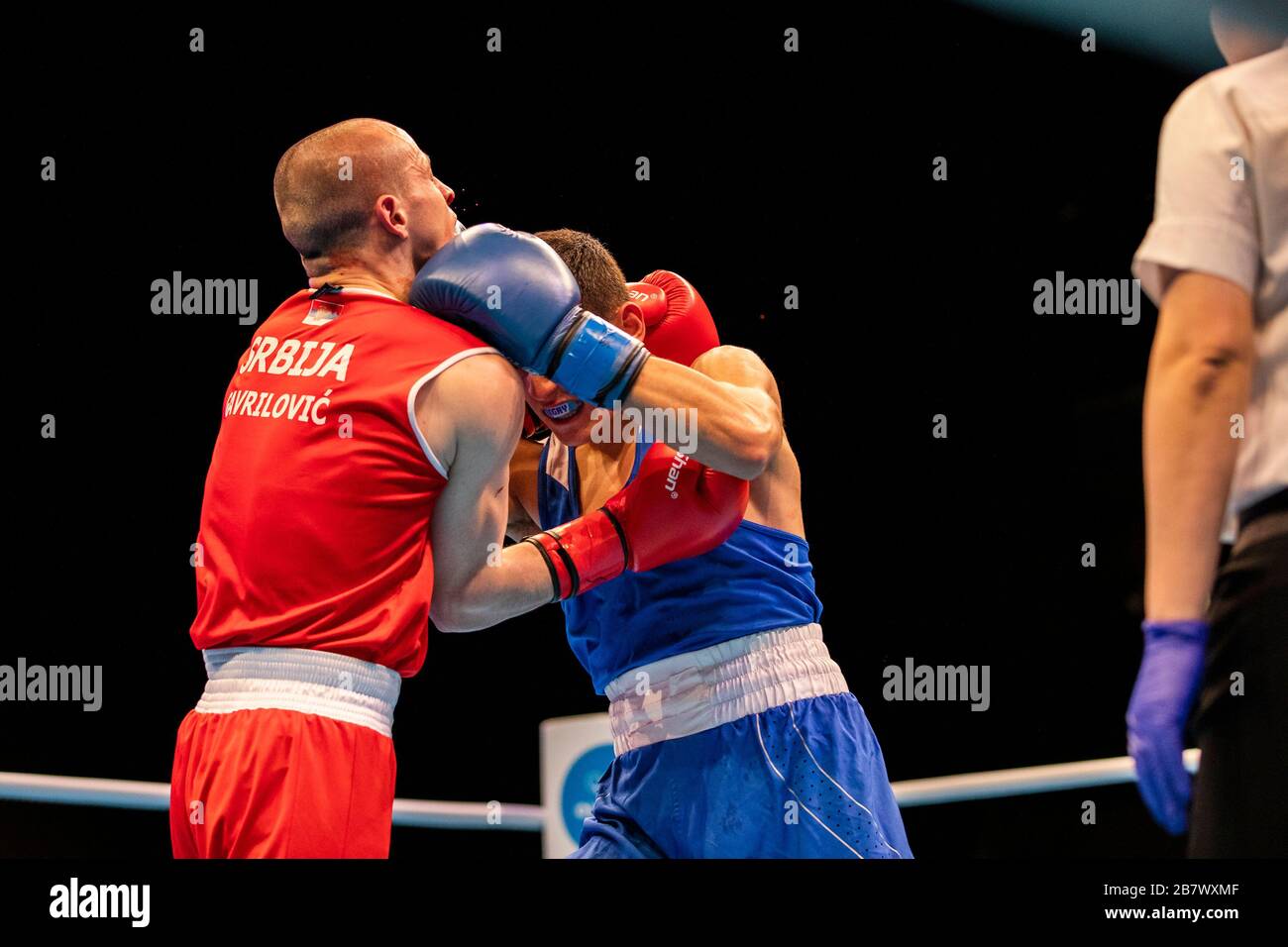 Moscow, Russia. 28th of November, 2013 Boxers fight for the title of world  Champions in the ring in the match of the World Chess Boxing Championship  in Moscow, Russia Stock Photo - Alamy