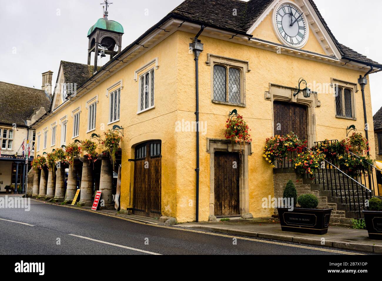 Tetbury, the southern gateway to the Cotswolds and the Market House, built in 1655. Stock Photo