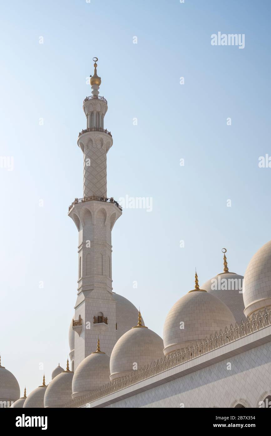 Beautiful tower of the minaret, a large mosque of Sheikh Zayed in white marble. Abu Dhabi, United Arab Emirates Stock Photo