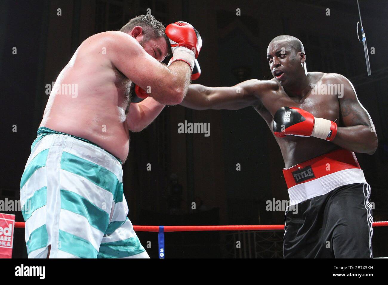 Damian Campbell (black shorts) draws with Colin Kenna in a Heavyweight  boxing contest at the Troxy, Limehouse, promoted by Frank Maloney Stock  Photo - Alamy