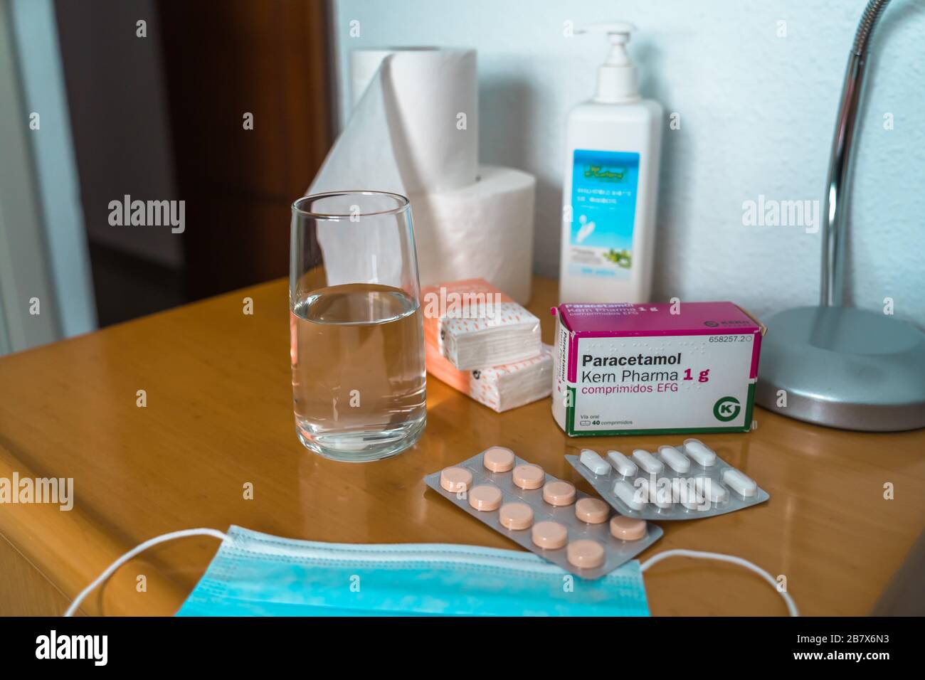 korting directory bidden Paracetamol pills, glass of water, Sanitizing Gel, tissues and medical  protection mask on the bedside table. Coronovirus COVID19 outbreak  quarantine Stock Photo - Alamy