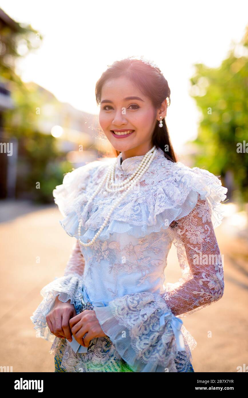Women wearing traditional thai clothes hi-res stock photography and ...