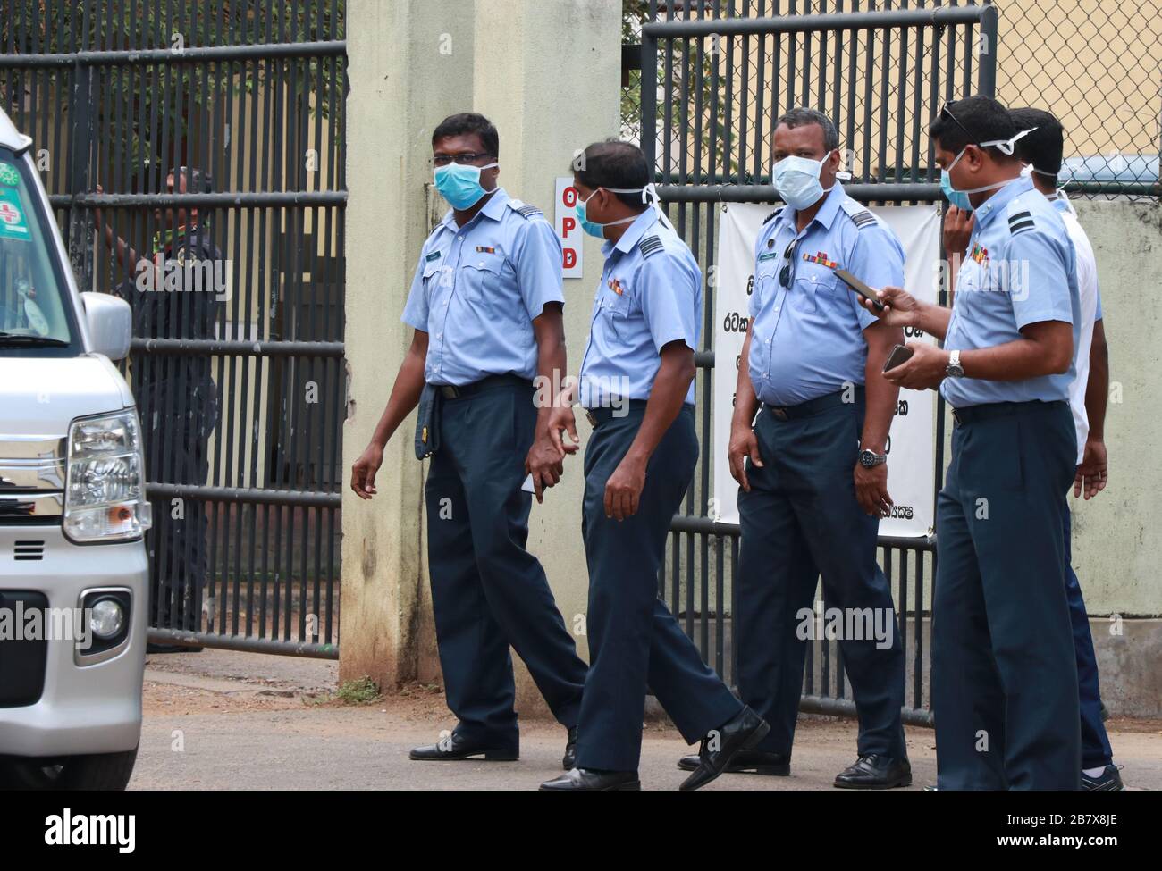 Colombo, Sri Lanka. 18th Mar, 2020. Sri Lankan airforce personal wearing a  protective mask stands guard at the entrance of Sri Lanka's National  Institute of Infectious Diseases (IDH) in Colombo, Sri Lanka