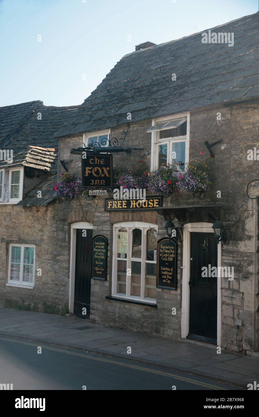 Traditional English pub: The Fox Inn, 8 West Street, Corfe Castle, Isle of Purbeck, Dorset, England, UK Stock Photo
