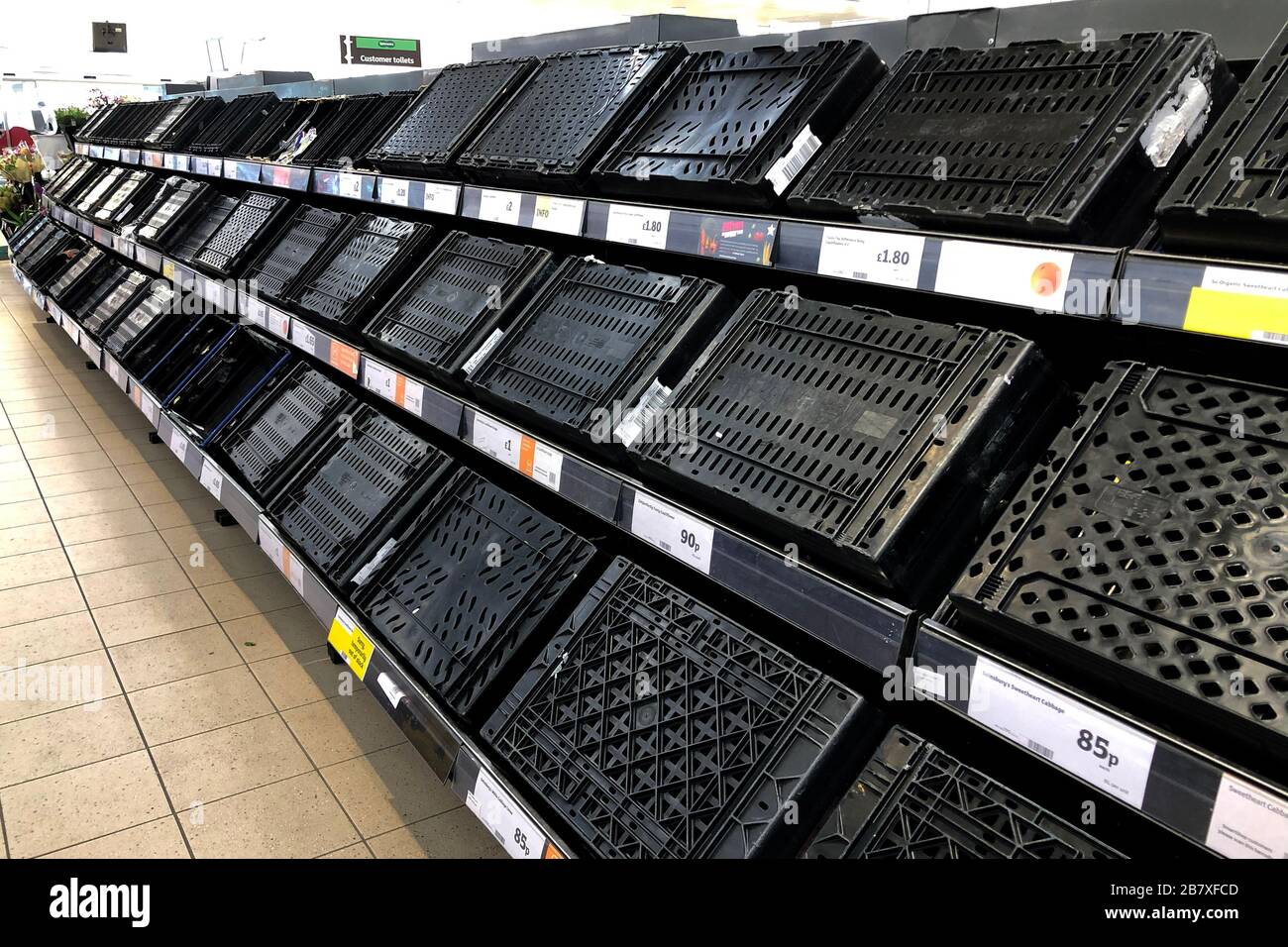 Supermarket shelves empty hires stock photography and images Alamy