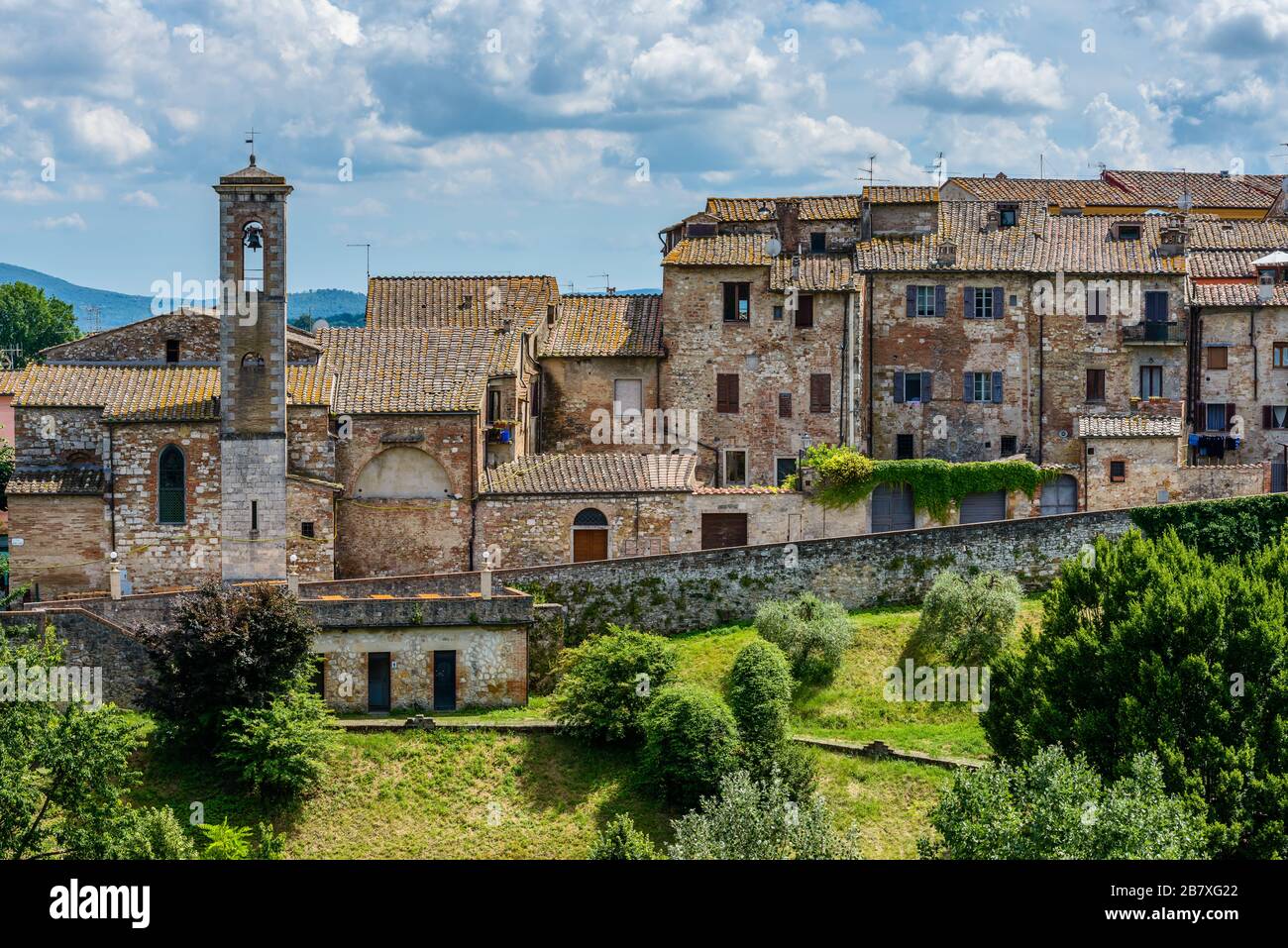 Colle di Val d'Elsa, Tuscany: Houses of the historic upper town Colle Alta  and Church of St. Catherine (Chiesa di Santa Caterina) with its bell tower  Stock Photo - Alamy