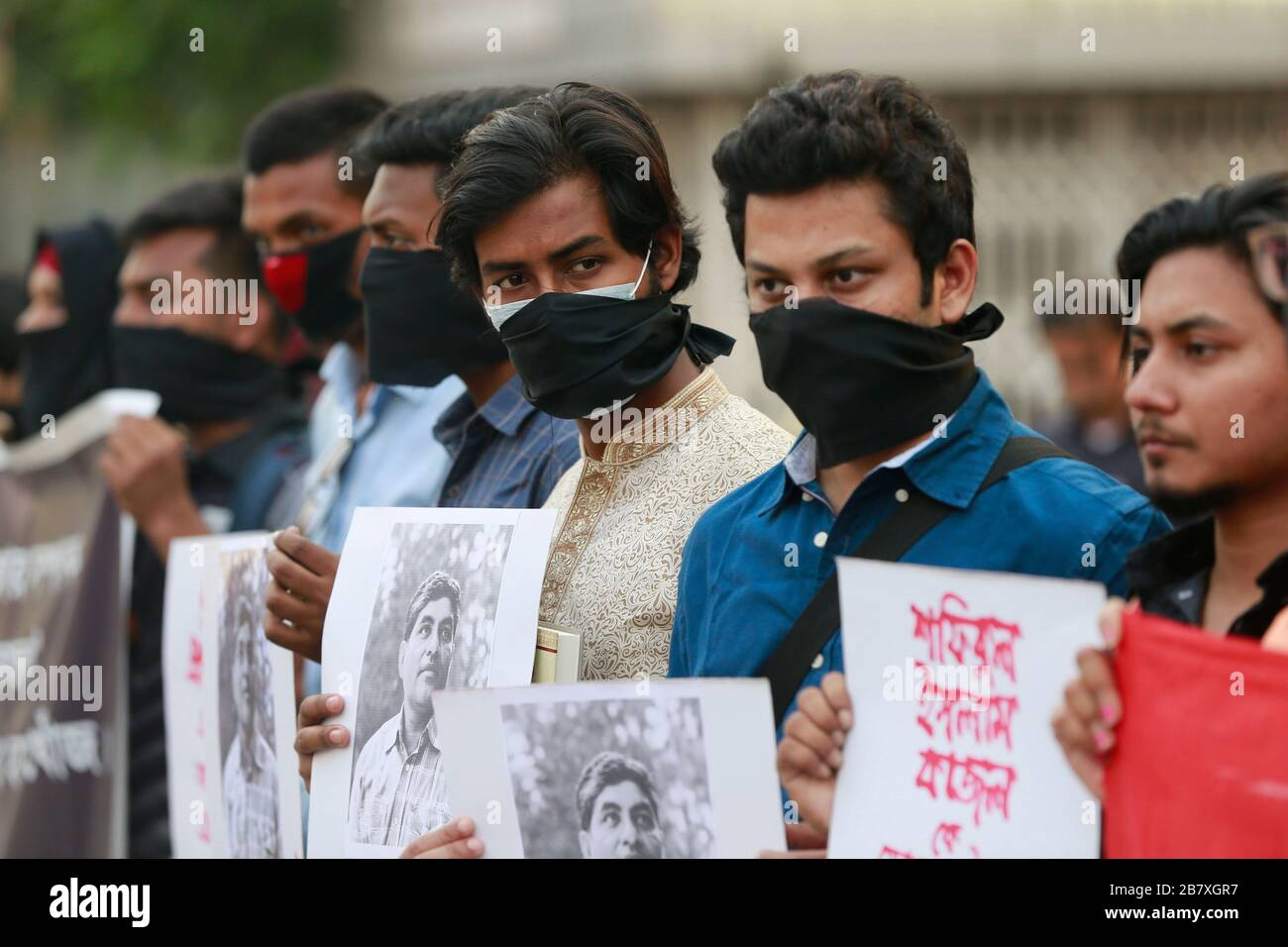 Dhaka, Bangladesh. 18th Mar, 2020. Bangladeshi photographers and social activists gather in a protest and formed a human chain demanding government trace missing photojournalist Shafiqul Islam Kajal, in Dhaka, Bangladesh, March 18, 2020. Shafiqul Islam Kazal went missing on 10th of this month, a day after defamation charges were lodged against him by an influential governing party legislator. Kazal, who worked as a senior photographer for several top dailies and edited his own small newspaper, disappeared after leaving his Dhaka home for work. Credit: ZUMA Press, Inc./Alamy Live News Stock Photo