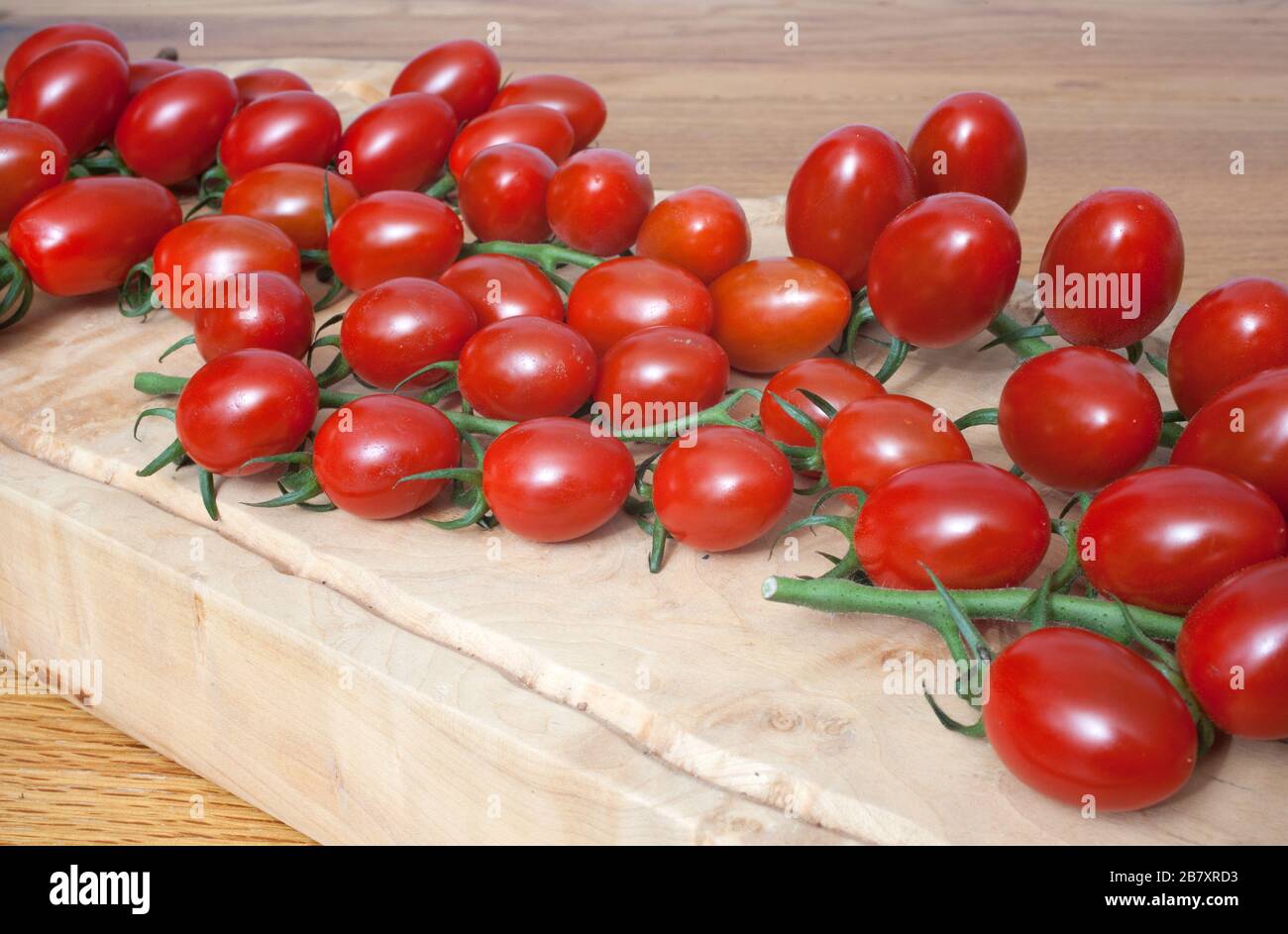 Tomatoes on a chopping board hi-res stock photography and images - Alamy