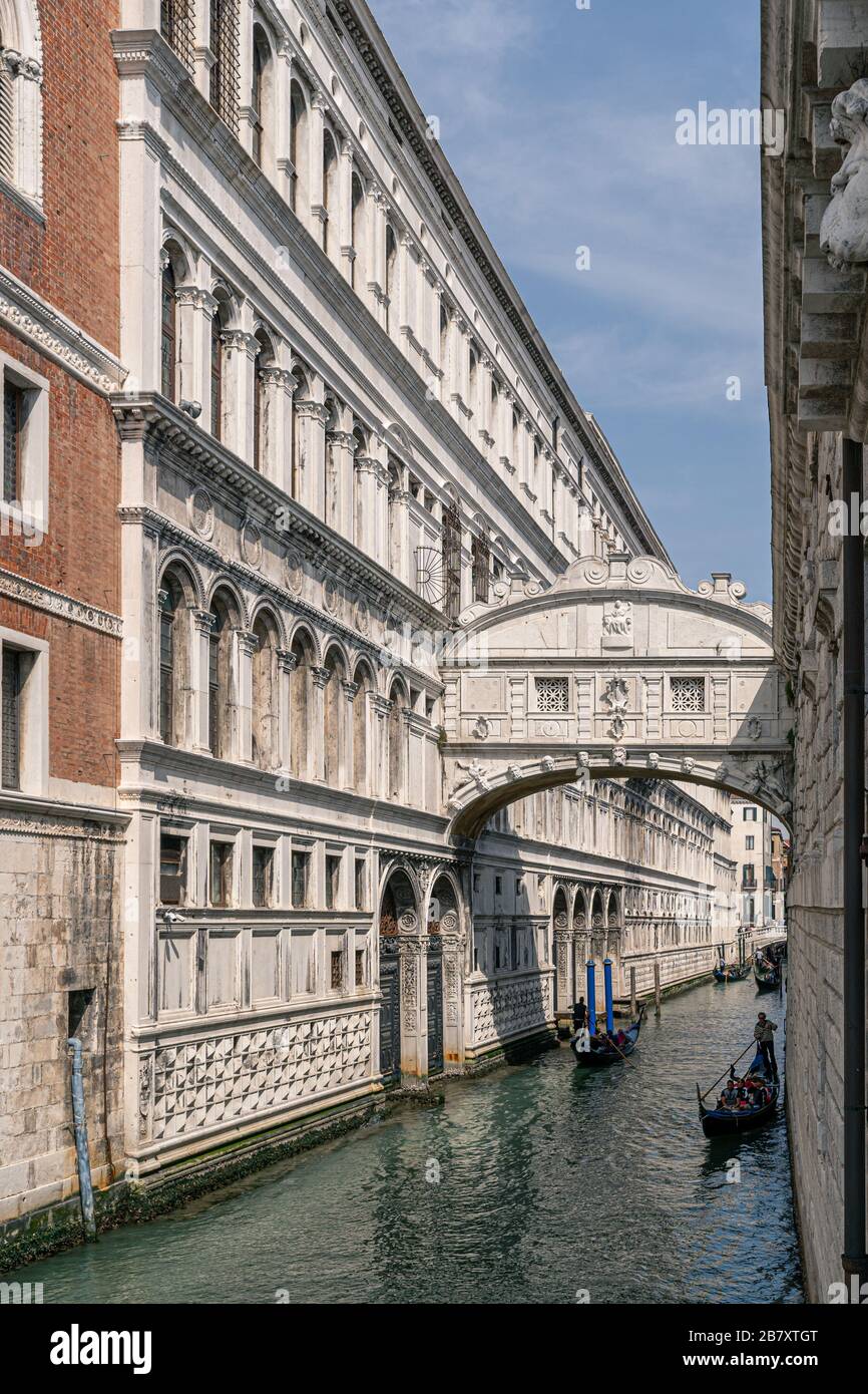 Antique bridge in venice canal hi-res stock photography and images - Alamy