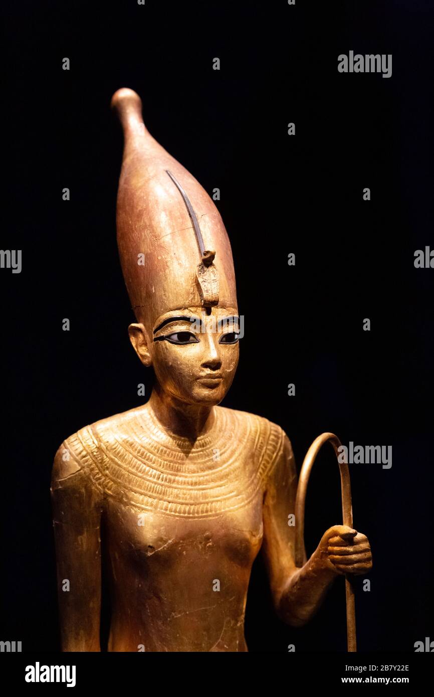 Tutankhamun statue - Close up of the head of Tutankhamen wearing the White Crown, gold gilded wooden statue; Tutankhamuns tomb, Ancient Egypt Stock Photo