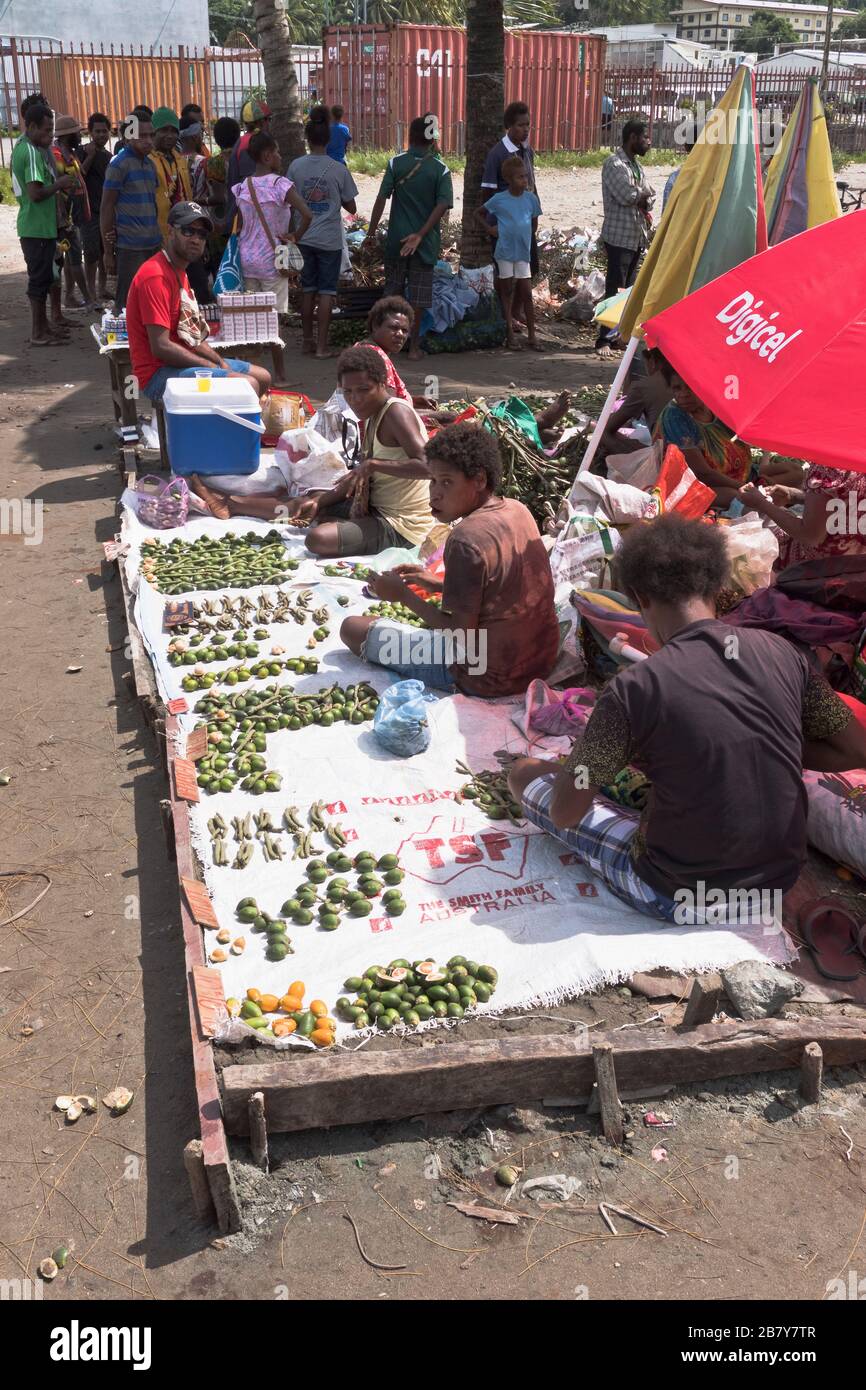 dh  WEWAK PAPUA NEW GUINEA Trade vendors with betel nut display in local market people Stock Photo