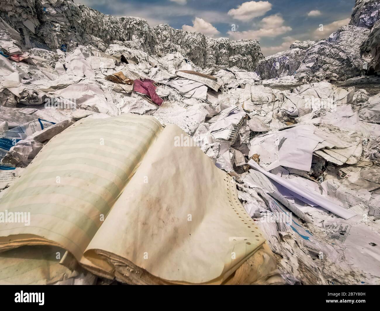 Trash waste paper hi-res stock photography and images - Alamy