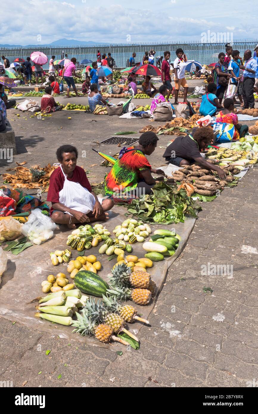 dh  WEWAK PAPUA NEW GUINEA Local people vegetable fruit market Stock Photo