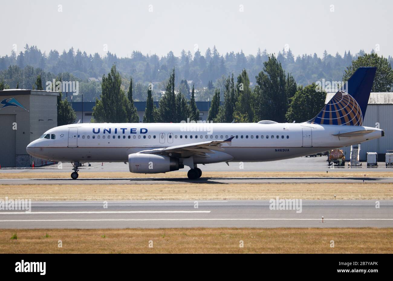 Portland, OR / USA - circa 2018: United Airlines Airbus A320 taxiing to the end of the runway for departure from Portland International Airport (PDX). Stock Photo