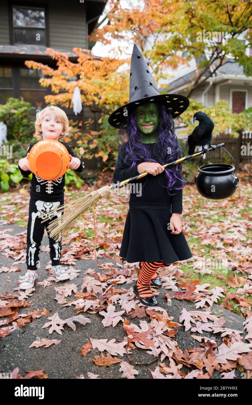Two boys two girls smiling hi-res stock photography and images - Alamy