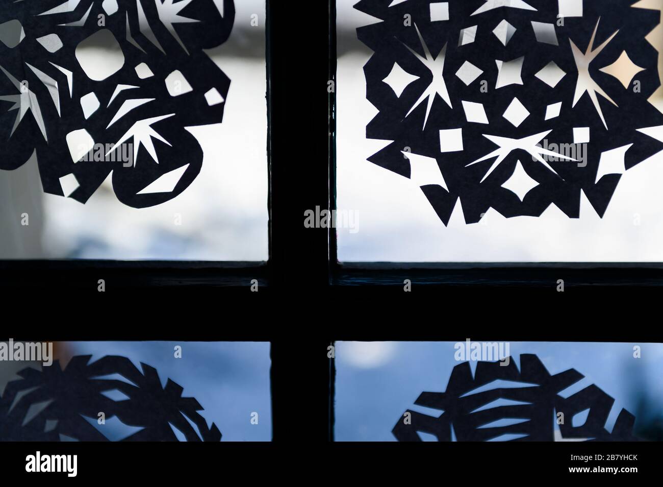 Window Paper Snow Paper snowflakes in window Stock Photo - Alamy