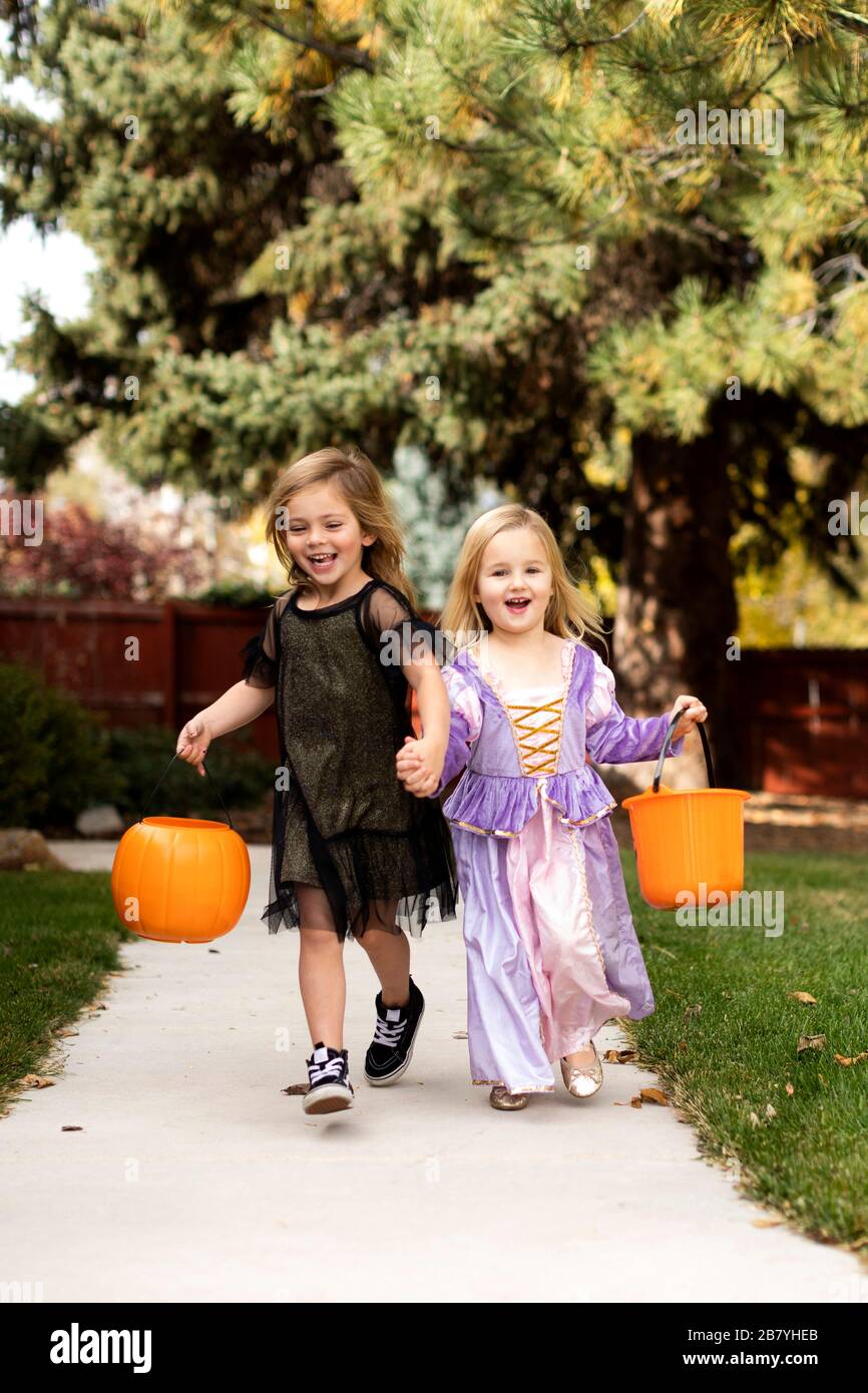 Two girls running holding hands hi-res stock photography and images - Alamy