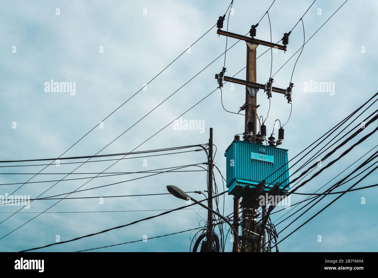 Polemounted distribution transformer used to provide "splitphase