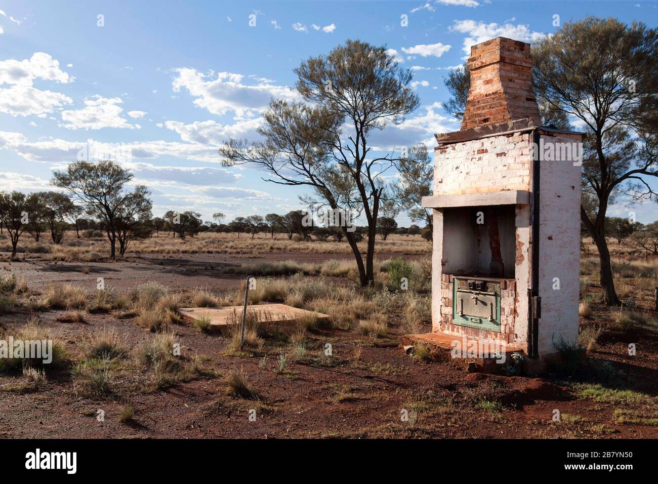 Metters stove and Chimney, Lake Mason abandoned outback homestead, Central Midlands Western Australia Stock Photo