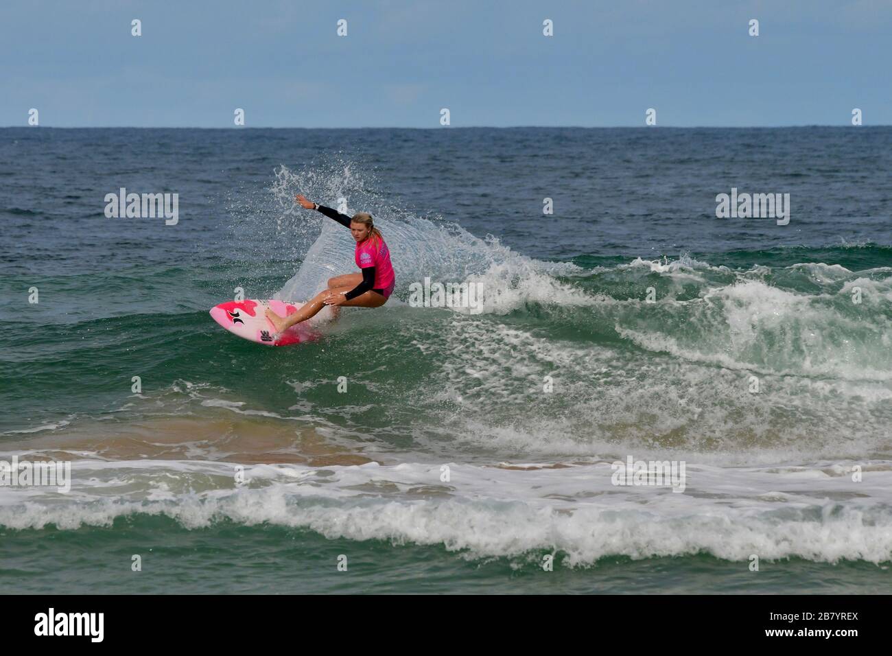 Kirra Pinkerton in action at the Sydney Surf Pro 2020 Stock Photo
