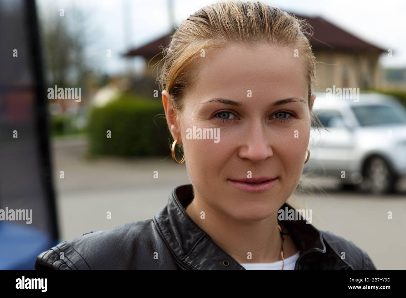 Outdoor lifestyle portrait girl hi-res stock photography and images - Alamy