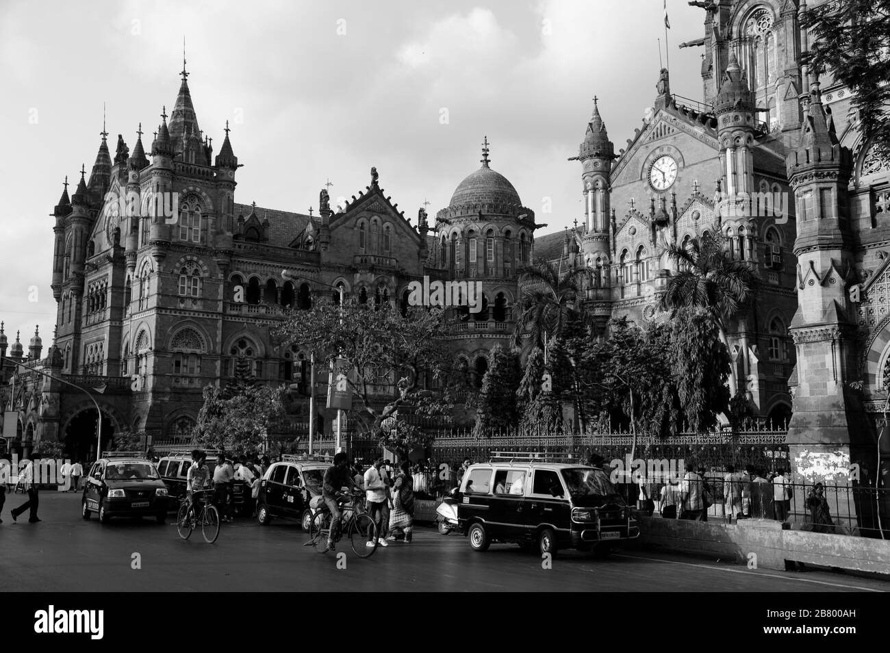 Taxi Bicycle traffic, Victoria Terminus VT, Chhatrapati Shivaji Maharaj Terminus CST, UNESCO World Heritage Site, Bori Bunder, Bombay, Mumbai, India Stock Photo