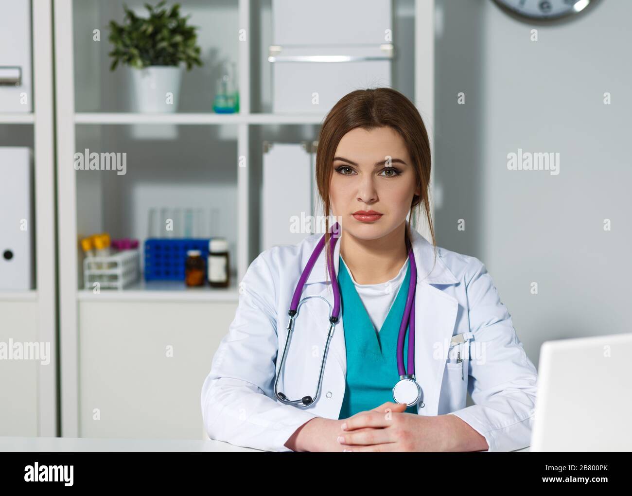 Doctor in medical smock hi-res stock photography and images - Alamy
