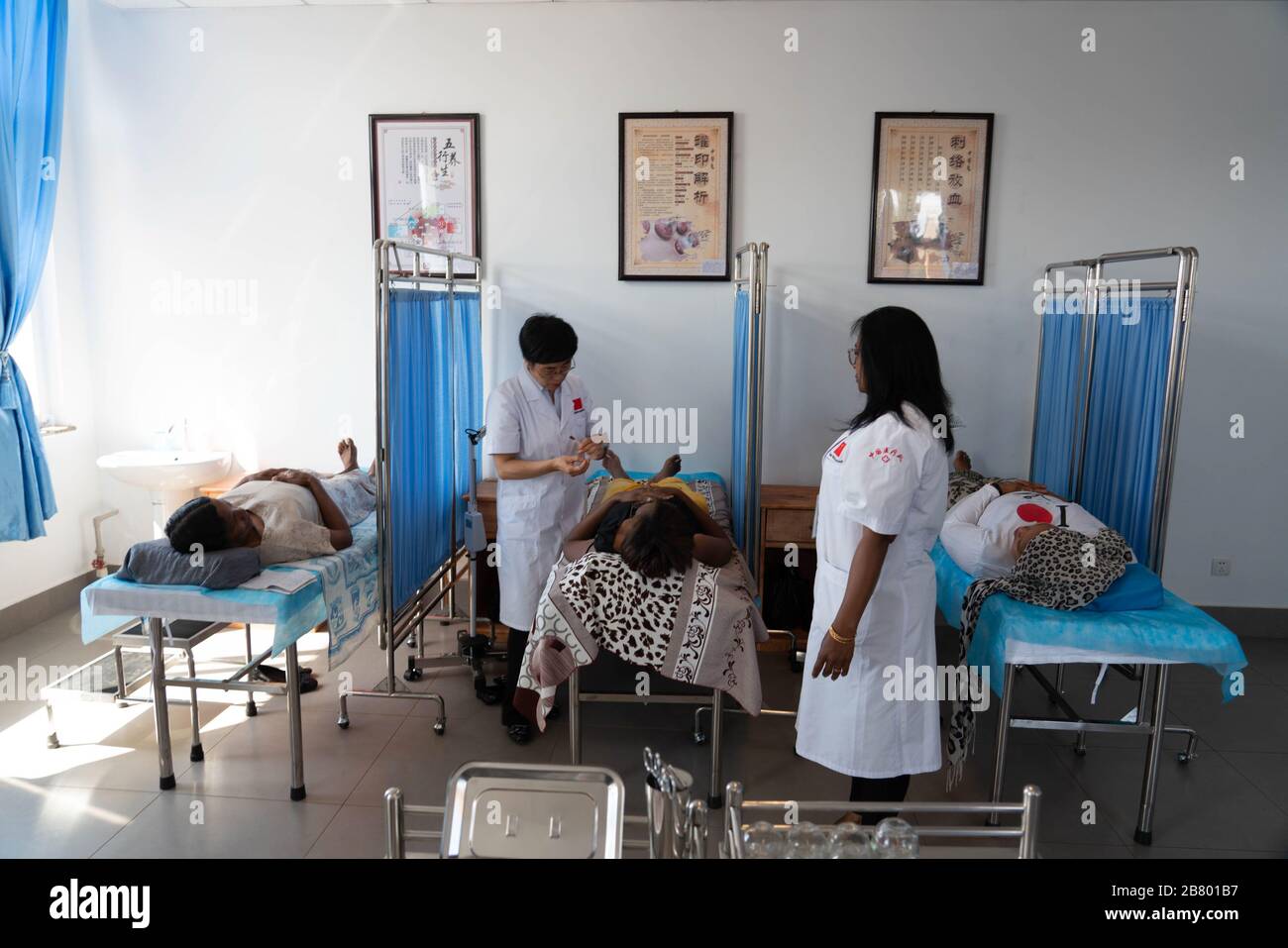 Nairobi, Chinese doctor (L) conducting acupuncture treatment for a local  patient at a traditional Chinese medicine center in Antananarivo. 19th Mar,  2020. File photo taken on Nov. 6, 2019 shows a Chinese