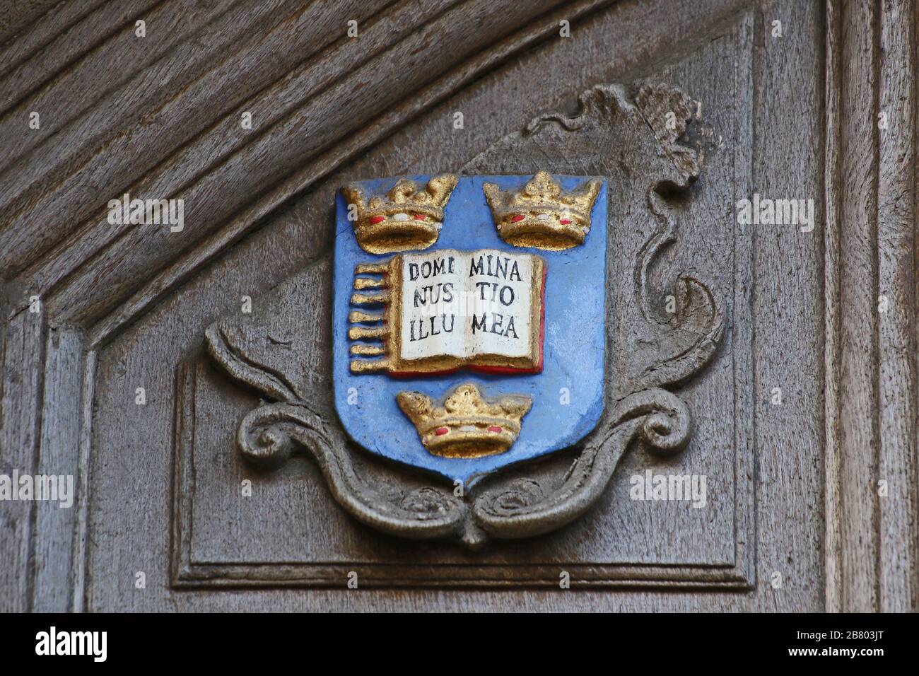 Coat of arms of Oxford University the badge or crest is carved or embossed  on the Great Gate to the Bodleian library in Catte Street Stock Photo -  Alamy