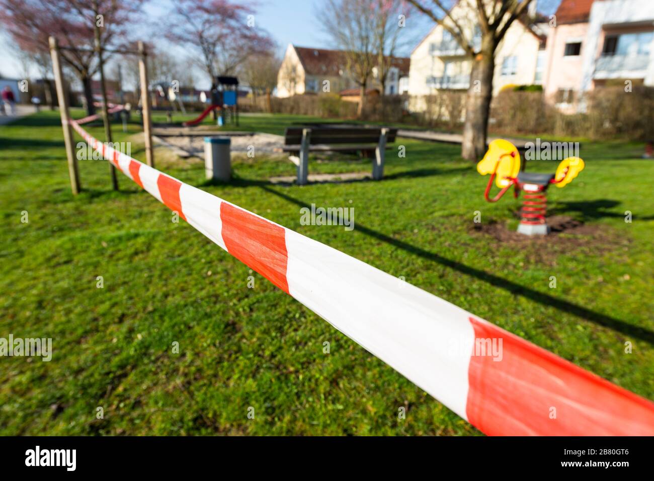 Rot-weisses Absperrband an einem gesperrten Kinderspielplatz während der Corona-Krise in Deutschland Stock Photo
